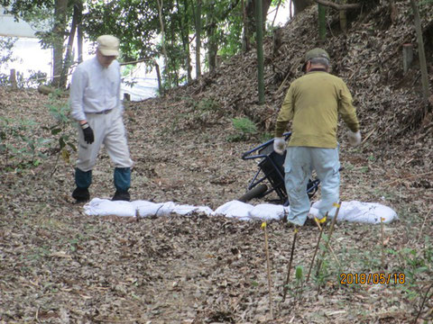 裏の傾斜がきつい道路にも土嚢を設置しました