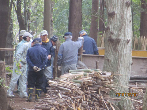 落ち葉の堆積場の改修について現場で意見交換です