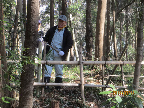 竹柵の改修作業は杭打ち作業から始まります