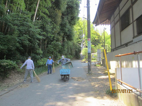 枯葉などを集めて、集積場に運びます