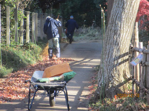 朝一番は近隣の道路清掃です