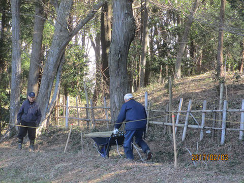 傷んだ柵の修理の準備です