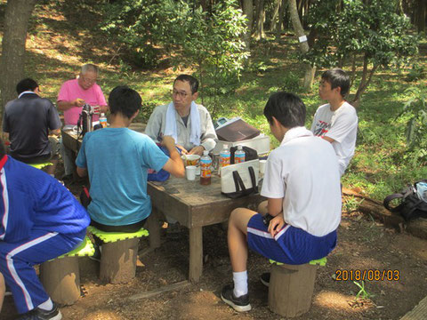 夏ボラ体験の中高生達と昼食をしながら、懇談