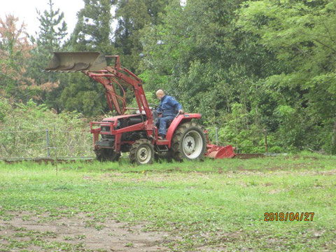 サツマイモの作付けをする圃場をトラクターで耕してもらいました