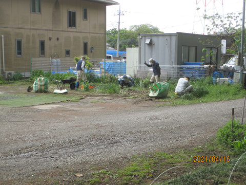 近隣のお宅の駐車場の草刈をしました