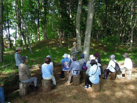 来場者に活動地について説明をしています