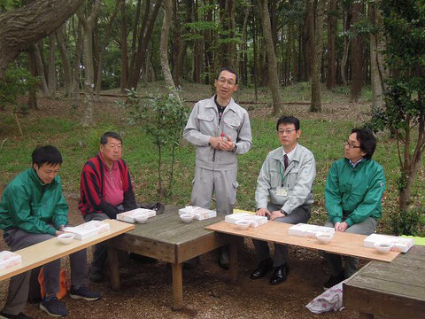 昼食会で挨拶する矢倉代表