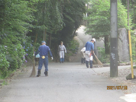 お寺の前の道路の清掃です