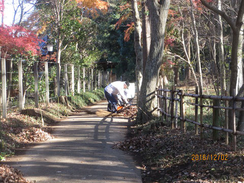 今日も周辺道路の清掃作業からです