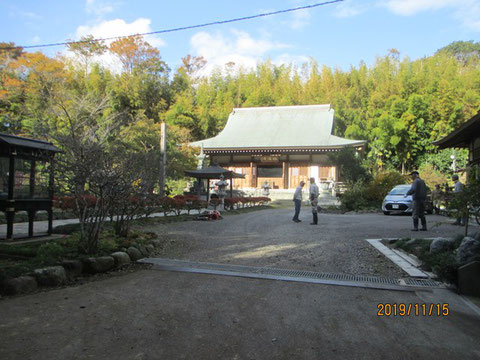 朝の福満寺です。奥を竹やぶがを取り囲んでいます