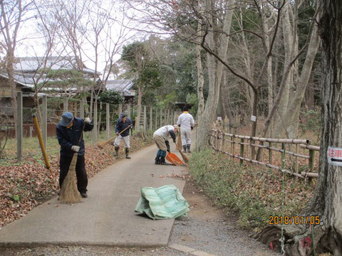 早速周辺道路の清掃作業です