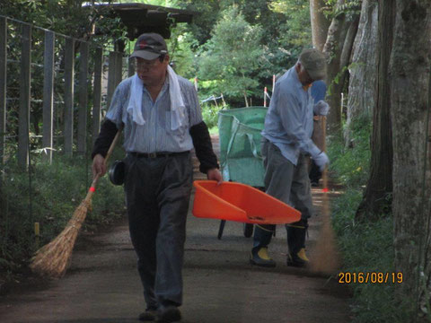 週への道路の清掃も