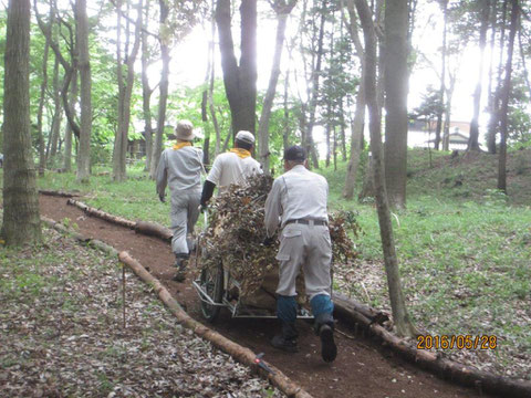 リヤカーを引くのも3人がかりです