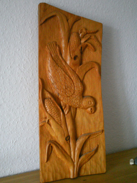 Vogel Relief aus Pinie.