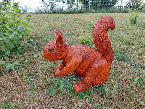 Eichhörnchen 70x70x45 cm aus Lindenholz mit Mahagoni Lasur