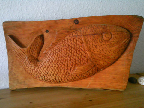 Fisch, Relief aus Pinie.