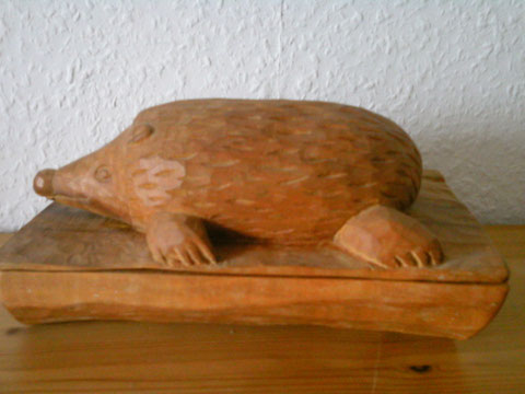 Dose mit Igel, 24 cm länge, aus Oliven Holz