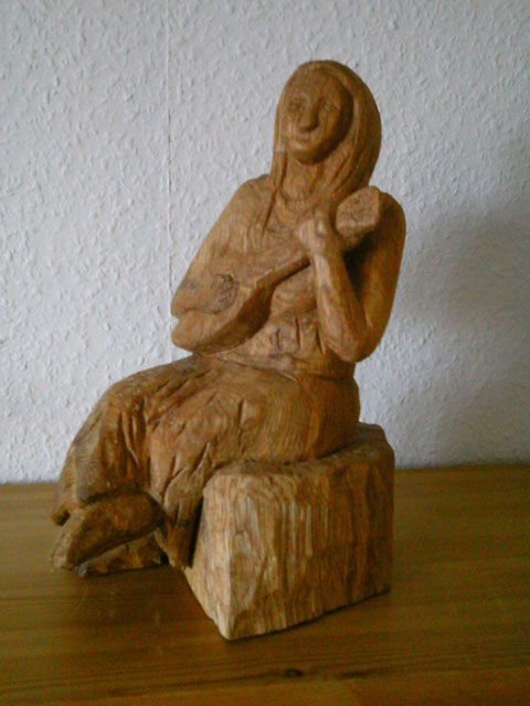 Musikantin, 28 cm hohe aus Eiche.