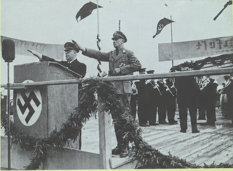 VKF Wiesenfest 1936; Beiriebsführer Dr. Heinrich Tully am Rednerpult