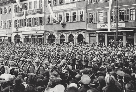 17. März 1915 - im Hintergrund das Cafe Schneider - auf dem Marktplatz Einzug des 1. Ersatz-Bataillons im Ersten Weltkrieg