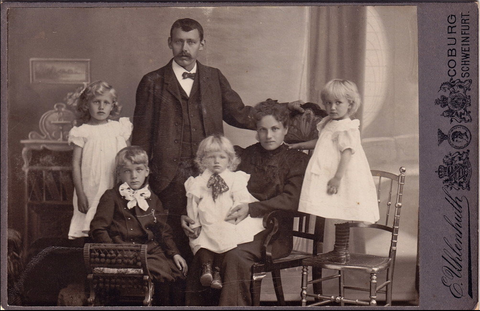 Anna Weichsel mit ihrer Familie. Von links: Susanne Weichsel, Sohn und Ehemann Franz Weichsel, Heiner Weichsel, Anna Weichsel und Elsa Weichsel. Zwei weitere Kinder wurden in den Jahren nach dieser Aufnahme geboren.