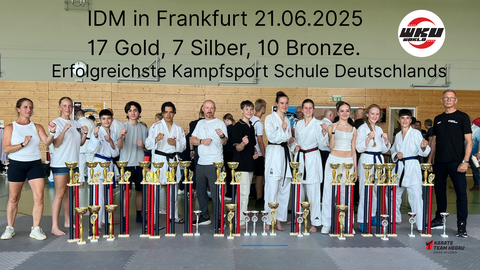 Karate Team Hegau mit ihren Pokalen, die sie gewonnen haben bei der IDM in Frankfurt WKU.