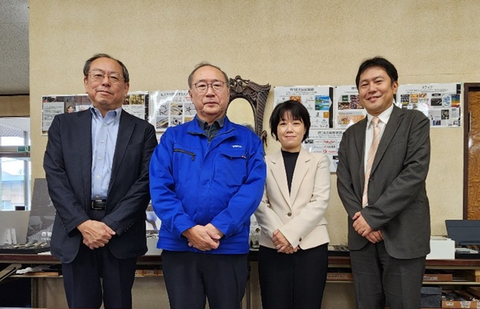 左から、中庭氏、捧 吉右衛門（燕物産株式会社 代表取締役社長）、野坂氏、新西氏