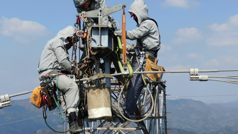 鉄塔金具取り換え