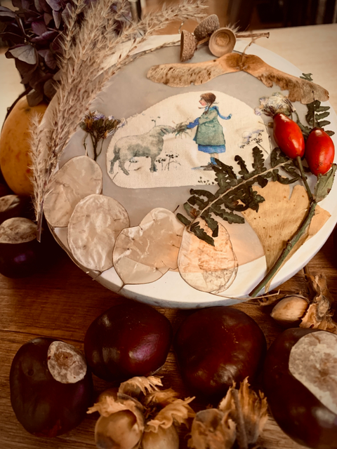 Bei der musikalischen Jahresuhr wurden mit Naturmaterialien Laternen gebastelt und ausprobiert. Natürlich wurden dabei auch Laterne-Lieder gesungen.