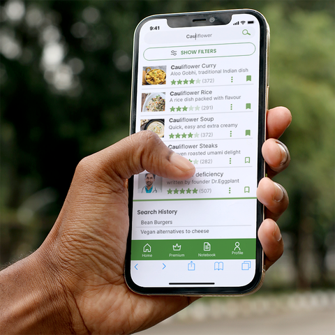 Hand hält Smartphone mit ezee Vegan App