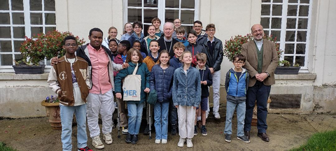 Le groupe des servants d'autel visitent l'évêché avec Mgr Crepy et P. Gougaud (2025)