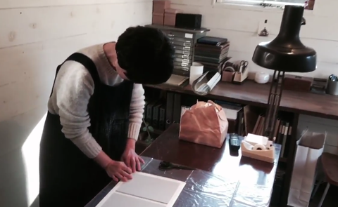 竹内佳代さんの製本作業