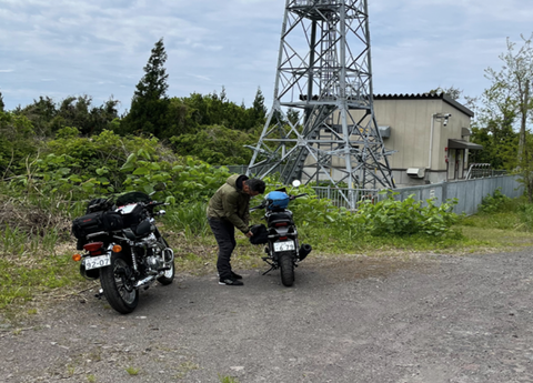 三角点の記を見ながら自動車到着点へ