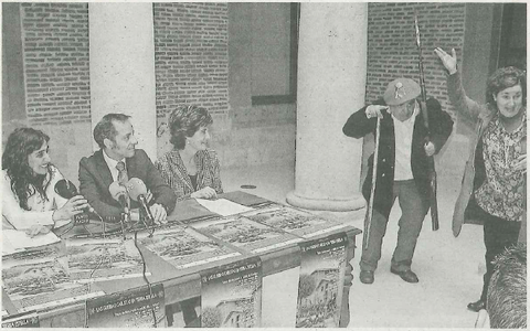 Pedro Echávarri Vega y Cristina Lisarri Aldea en su puesta en escena en la presentación. La presencian Charo Apesteguía, de Tierras de Iranzu, el consejero Sánchez de Muniáin y la alcaldesa Begoña Ganuza. (Foto: Montxo A.G.)