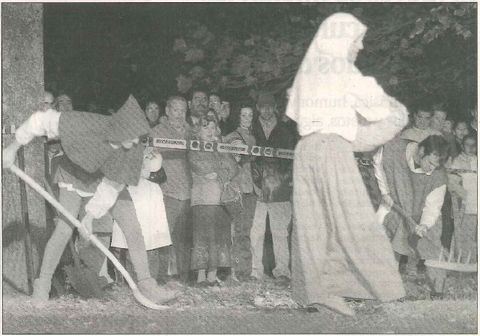 ESCENAS DE AYER. El público presente en el paseo de Los Llanos retrocedió al origen de la ciudad, a un tiempo en el que la vida cotidiana de muchos de sus pobladores transcurría entre las labores del campo. (Foto: Diego Echeverría)