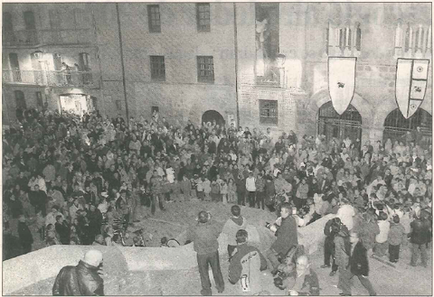 AL PIE DE SAN PEDRO. La escena de la concesión del Fuero transcurrió en la escalinata de la iglesia de San Pedro de la Rúa, que mostraba el aspecto que aparece en la imagen pasadas las nueve de la noche. (Foto: Diego Echeverría)