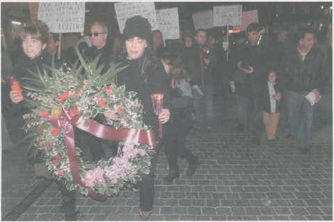 Dos miembros de Kilkarrak "lloran" por la situación de la cultura mientras portan la corona fúnebre, seguidas por cientos de personas. (Foto: R.A.)