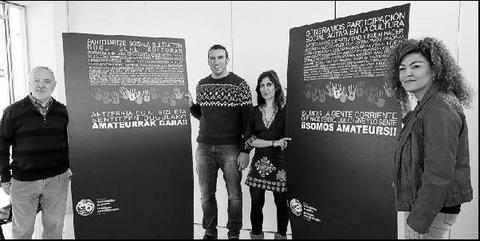 Jaime Malón, Raúl Maiza, Ventura Ruiz y Blanki Castillo posan con los carteles de la nueva campaña.