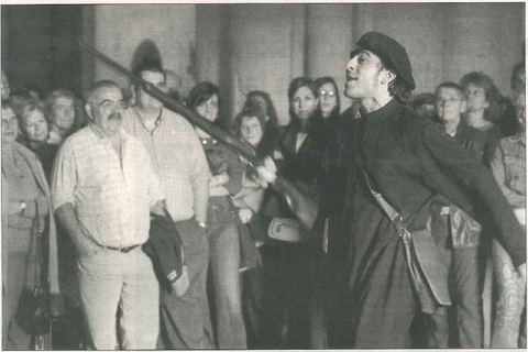 Joseba Morrás, el cura Manuel García, sorprende y arranca las sonrisas de los espectadores justo antes de abandonar la iglesia románica del Monasterio. (Foto: Diego Echeverría)