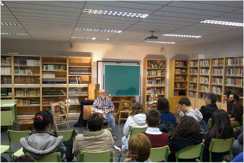 Momento de una de las charlas sobre teatro a cargo de Pedro Echávarri, director de Kilkarrak (Foto: Cedida a Calle Mayor)