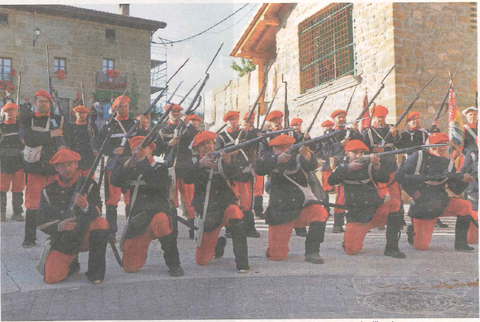 Un momento de la representación de la batalla de Lácar, en el instante en que el ejército carlista carga contra los liberales. (Foto: Montxo A.G.)