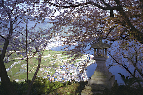 雨井の町を見下ろす燈明台