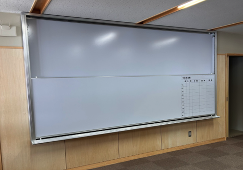 上下白板 の写真です。 ICT対応ワイトボードの専門販売商社　株式会社アイギアオイ