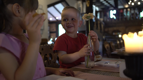Kinder im Restaurant auf optimaler Höhe durch hohes Stuhlkissen