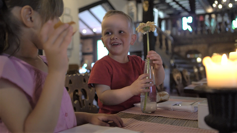Kinder auf optimaler Höhe im Restaurant