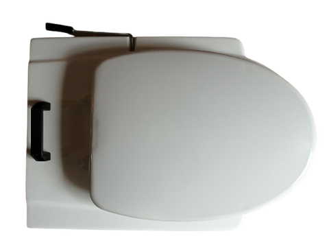 便器を取り出すときは、後部の取手と前部底部の縁を持って本体ケースから引き上げます。