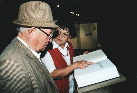 Hechinger Memorbuch und ein Überlebender des KZ Bisingen mit Stadtführerin Johanna Werner, nach einem Foto von U. Hentsch, alle Rechte vorbehalten!