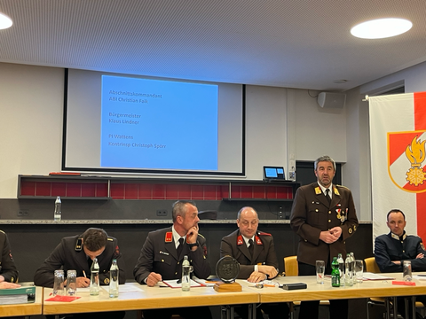Abschnittskommandant Christian Faik berichtet über die ausgezeichnete Zusammenarbeit im Abschnitt.