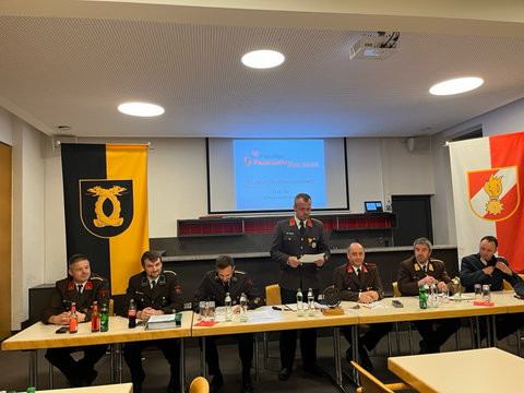 Kommandant Stefan Lentner eröffnet die Jahreshauptversammlung.