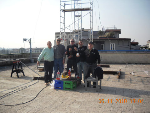 Gli amici che hanno partecipato alla fine dei lavori: da sx IK8DYM Emilio, IK8EOZ Tony, IZ8AJU Peppe, io e il mitico IK8HIS GIgi .